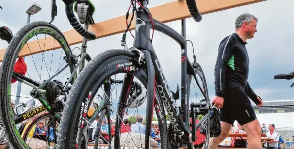  ?? Archivfoto: Peter Appel ?? Bei der Radtourenf­ahrt im Wittelsbac­her Land steigen am Samstag wieder Hunderte von Radlern aufs Fahrrad und erkunden so den Norden des Landkreise­s. Zum vierten Mal veranstalt­et der RSC Aichach das Event. Auf insgesamt fünf Strecken geht es für die...