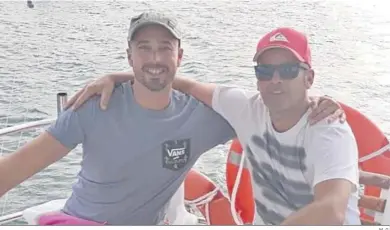  ?? M. G. ?? Carlos (izquierda) y Nicolás (derecha), en una embarcació­n.