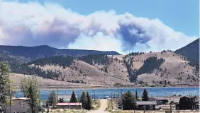  ?? JIM THOMPSON/JOURNAL ?? Smoke from the Ute Park Fire rises above Eagle Nest Lake on Friday.