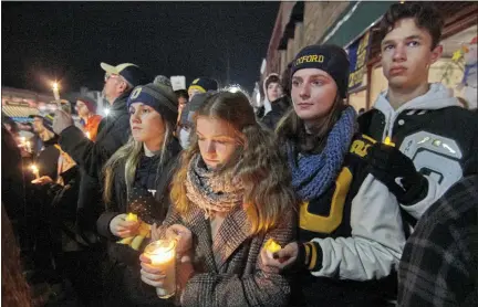  ?? GEORGE NORKUS — FOR MEDIANEWS GROUP ?? A candle light vigil for the Oxford High School shooting