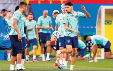  ?? ESTEBAN BIBA / EFE ?? Paquetá y Casemiro en el entrenamie­nto previo al partido contra Croacia.