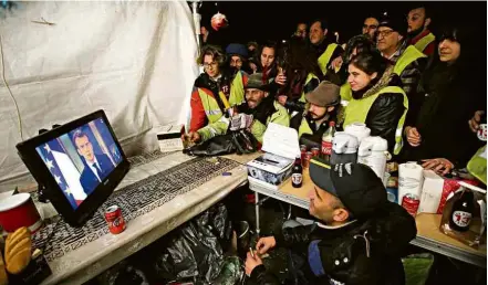  ?? Jean-Paul Pelissier/Reuters ?? Manifestan­tes assistem a fala do presidente Emmanuel Macron, próximo a Marselha, na França