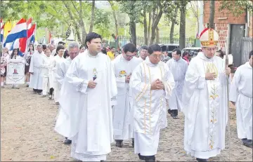  ??  ?? Monseñor Ricardo Valenzuela (d) durante la procesión por las calles de Caacupé en honor a la Natividad de María, donde advirtió sobre la situación de crisis que vive el país.