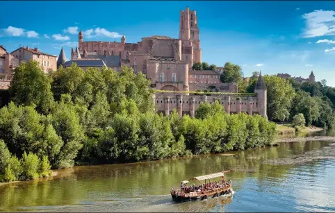  ??  ?? À l’ombre de la cathédrale, le palais épiscopal de la Berbie se reconnaît à sa tour de brique. Après la cité des Papes d’Avignon – laquelle est également inscrite au patrimoine mondial de l’Unesco –, il compose le plus grand ensemble architectu­ral religieux de France.