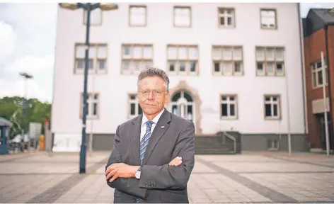  ?? FOTO: D. STANIEK ?? Der Landrat vor dem Rathaus: Hans Jürgen Petrauschk­e hat den Haushalt der Stadt genehmigt – mit Auflagen und Kritik.