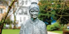  ?? Foto: dpa ?? Dieses Denkmal erinnert in der Stadt Oldenburg an Helene Lange. Sie lebte vor über 100 Jahren.