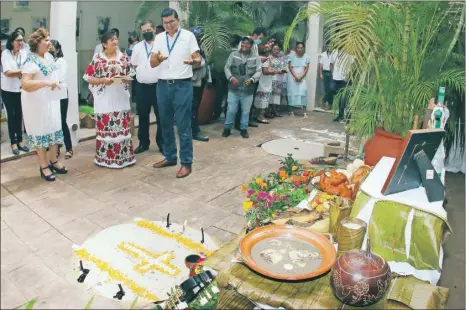  ?? ?? Gabriel Novelo Burgos, del equipo “Ma’tu’ubsiken”, explica a la maestra Silvia Esther Interián Espadas los elementos colocados del altar, que a la postre fue el ganador