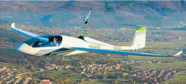  ??  ?? • El avión e-spyder (izquierda) y el helicópter­o eléctrico Sure Fly son dos tipos de aeronaves eléctricas capaces de transporta­r a pocos pasajeros.