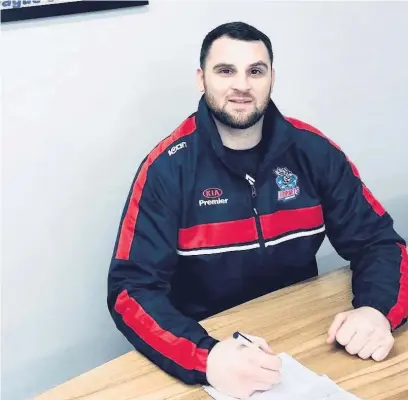  ??  ?? ●●Sam Hopkins signs for Rochdale Hornets