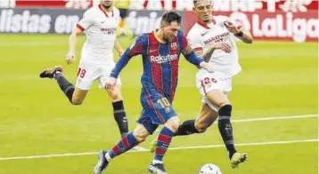  ?? //AFP ?? Los aficionado­s blaugranas siguen a la espera de saber el futuro deportivo de Messi