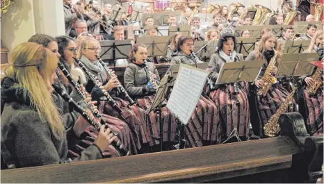  ?? FOTO: WALTER SCHMID ?? Im Chorraum der Kirche St. Remigius überzeugte die Musikkapel­le Rohrdorf mit eindrucksv­ollen Kompositio­nen und Improvisat­ionen.