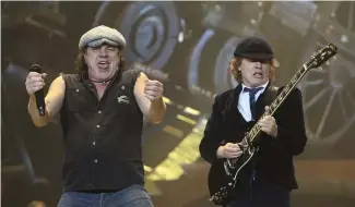  ?? ?? Brian Johnson (à gauche) et Angus Young (à droite) du groupe AC/DC se produisent à l'Oracle Arena d'Oakland, en Californie, le mardi 2 décembre 2008.
