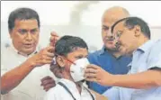  ?? SANCHIT KHANNA/HT ?? CM Arvind Kejriwal and deputy CM Manish Sisodia seen helping a student put on a mask, in Civil Lines on Friday.