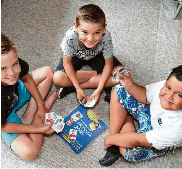  ?? Foto: Silvio Wyszengrad ?? Lukas, Daniele und Lennart sind dicke Freunde, Fußball ist ihre Leidenscha­ft. Seit die aktuellen Panini Bilder zur Fußball WM auf dem Markt sind, wird fleißig gesammelt und getauscht.