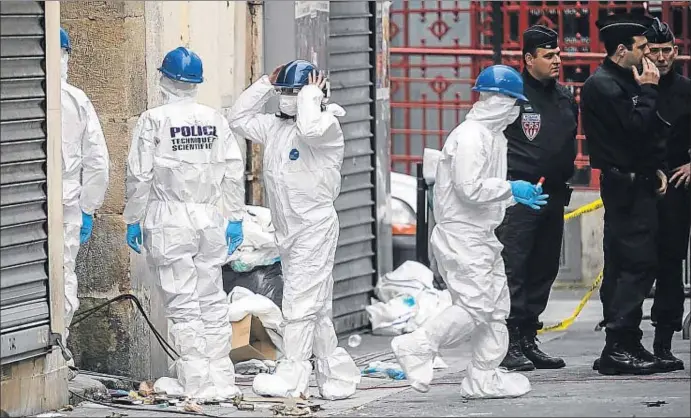  ?? CHRISTOPHE PETIT TESSON / EFE ?? La policia forense treballant ahir al carrer Corbillon de Saint-Denis, l’endemà de la batuda antiterror­ista