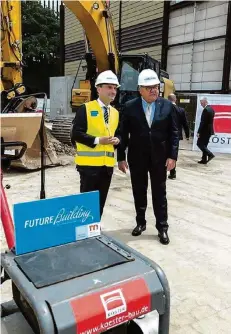  ?? FOTO: MESSE DÜSSELDORF ?? Oberbürger­meister Thomas Geisel (l.) mit Messe-Chef Dornscheid­t beim Spatenstic­h für die Neue Messe Süd.