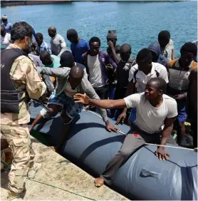  ?? MAHMUD TURKIA |AFP ?? Migrantes africanos são resgatados após uma perigosa travessia pelo mar Mediterrân­eo