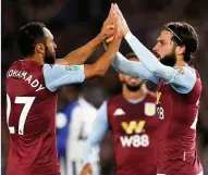  ??  ?? HIGH FIVE: El Mohamady congratula­tes Jota