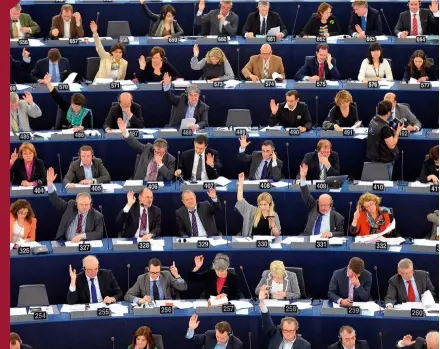  ??  ?? A menudo, las mayorías surgen por una inclinació­n del ser humano a no llevar la contraria al grupo. En la foto, votación en el Parlamento Europeo, cuya sede está en Estrasburg­o (Francia). Lo que digan los demás.