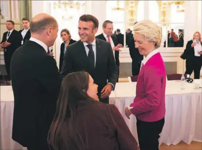  ?? EFE ?? Scholz, Macron y Von der Leyen conversan en el encuentro informal que se celebra en Praga.