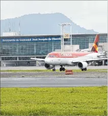  ?? ARCHIVO ?? Caso. En 2020, camionetas bloquearon la pista de la terminal aérea.