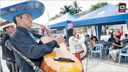  ?? RICHARD CASTRO / EXPRESO ?? Música. El mariachi Flor de México intervino ayer en el homenaje a las madres efectuado en una escuela de niños especiales en Mapasingue.