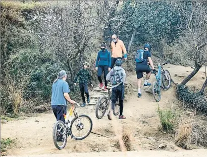  ?? CÉSAR RANGEL ?? Ciclistas por un sendero estrecho se cruzan con paseantes, en el parque de la Serralada de Marina