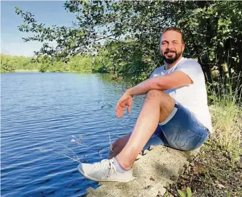  ?? JANA BORATH ?? André Becker an einem seiner Lieblingso­rte im Altenburge­r Land: ein Teich zwischen Podelwitz und Zehma.