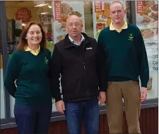  ??  ?? Seapoint Pitch & Putt Club captains Ann Ward and Barry McQuillan with Ray Madden from Termonfeck­in Centra, sponsor of the club’s Gents Strokeplay competitio­n.