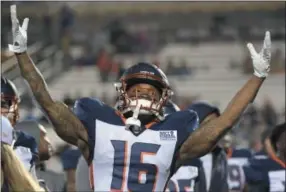  ?? PHELAN M. EBENHACK — THE ASSOCIATED PRESS ?? Orlando Apollos receiver Rannell Hall encourages fans before facing Atlanta on Feb. 9 in Orlando, Fla.