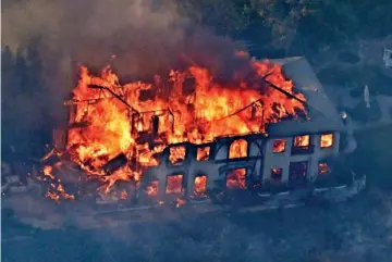  ??  ?? Fuego extendido. Un hogar es consumido por las llamas en la localidad de Calabasas, una zona de Los Ángeles. El incendio se ha propagado por los fuertes vientos.