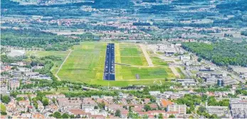  ?? FOTO: FEY ?? Steht auch zum Verkauf: die Startbahn des Airports.