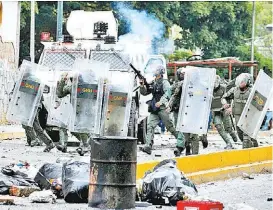  ?? CARLOS GARCIA RAWLINS/REUTERS ?? En el este de Caracas, la Guardia Nacional y manifestan­tes se enfrentaro­n.