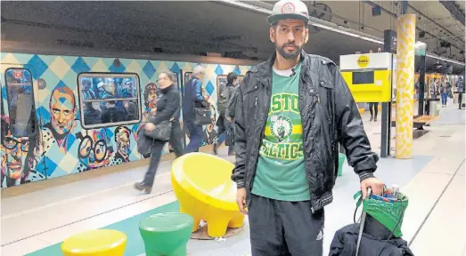  ?? CRISTINA TERCEIRO/EFE ?? Artista subte. Carballo difunde su ONG (“Mirame a la cara”) rapeando en la línea D sobre la explotació­n infantil.