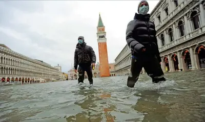  ??  ?? Piazza San Marco sommersa dall’alta marea: il meteo «tradisce» e il Mose non è stato attivato, così Venezia è di nuovo sott’acqua