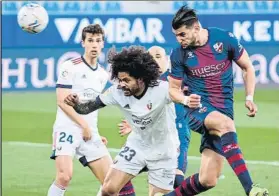  ?? FOTO: EFE ?? Aridane y Rafa Mir, en una pugna aérea durante el partido disputado en El Alcoraz