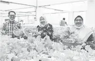  ??  ?? SEGAR: Staf UiTM Sarawak Kampus Samarahan memilih dan memetik hasil tanaman sayuran bernilai tinggi yang diusahakan Unit Pengurusan Ladang.