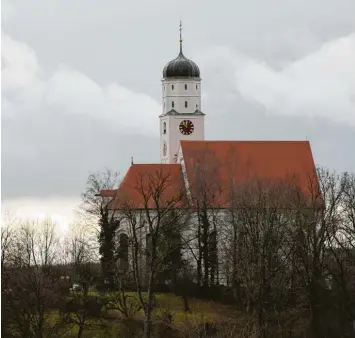  ?? Foto: Florian Holley ?? Die Pfarrkirch­e St. Martin in Illerberg ist eines der ältesten Baudenkmäl­er in der Region. Doch die Kirche ist in die Jahre gekom men – und soll für knapp 1,97 Millionen Euro saniert werden.