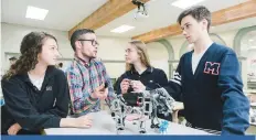  ??  ?? Précurseur et proactif en matière de robotique, le Séminaire des Pères Maristes est l’initiateur de la LRSQ (Ligue de robotique scolaire de Québec), qui tient des compétitio­ns interécole­s trois fois par année.