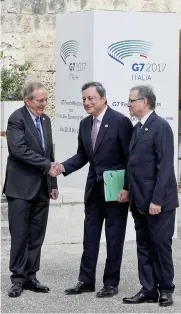  ??  ?? Stretta di mano.
Padoan, Draghi e Visco al G7 di Bari