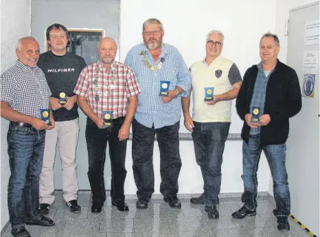  ?? FOTO: PR ?? Die neuen Laichinger Schützenkö­nige mit den erstem und zweiten Rittern (von links): Eugen Kirschmer, Jürgen Schmid, Peter Zimmermann (Gewehr), Alwin Loritz Pistole), Christian Czekay und Jürgen Mändle.