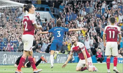  ?? FOTO: AP ?? Marcos Alonso, celebrando el gol de la victoria ‘blue’ ante la desolación de los jugadores ‘gunners’, derrotados de nuevo