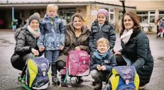  ?? RP-FOTO: MATZERATH ?? Eltern holen Kinder an der Don-Bosco-Schule ab: Angela Arndt (v.l.) mit Alexander, Gülcan Yüksekdag mit Sadiye und Antonija Barisic mit Noa.