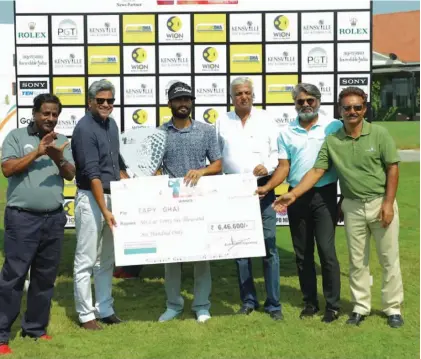  ??  ?? Tapy Ghai ( centre) with the winner’s cheque in Ahmedabad on Friday.