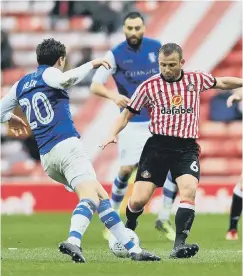  ??  ?? Lee Cattermole tries to push Sunderland forward.