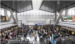  ?? (YANCY LIM/PNA) ?? Passengers at NAIA Terminal 3