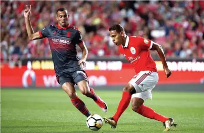  ??  ?? Filipe Augusto tenta conduzir um ataque do Benfica, mas é seguido por Fransérgio