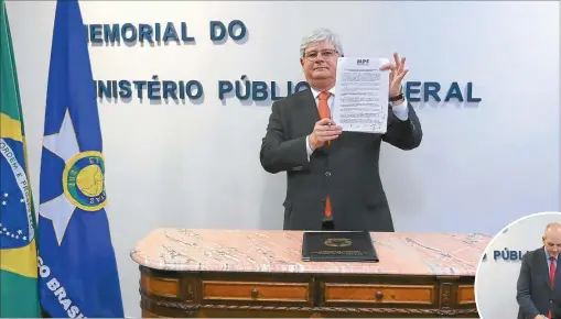  ?? MINISTERIO PUBLICO FEDERAL ?? FIRMA. Rodrigo Janot, procurador de Brasil, encabezó la firma del entendimie­nto con fiscales, como Rodríguez (izq.).