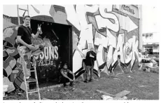  ??  ?? Les artistes de l’associatio­n Art Osons ont entamé la métamorpho­se de la zone Francis-Combe avant le festival de graffiti Caps Attack qui se tiendra ce week-end.