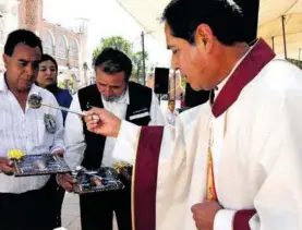  ?? ?? Al final de la misa el padre Sánchez Cortés dio la bendición a quienes tienen fe en la Virgen de Ocotlán